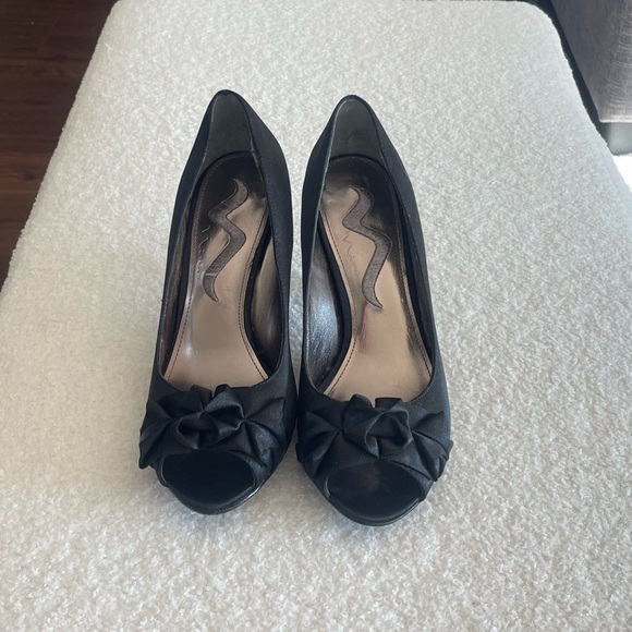 Nina Fulvia Black Satin Open Peep Toe High Heel Pump with Ruffles - Sz 6.5M/36.5 - Picture 7 of 9